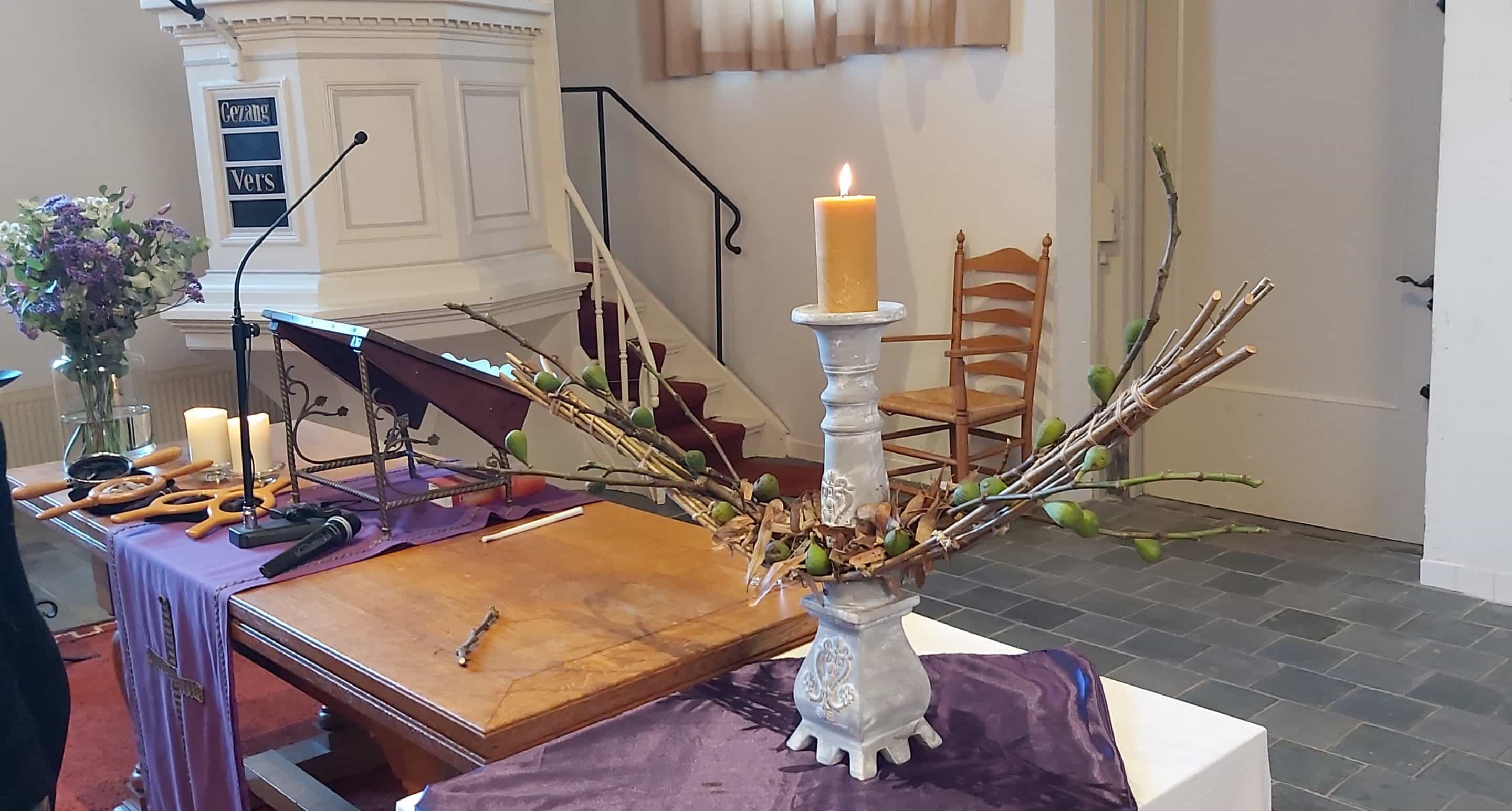 Liturgische bloemschikking eerste Advent
